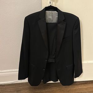 Calvin Klein Tuxedo ( Jacket 36R & Pants 30 R)